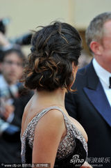 组图：海耶克戛纳携夫走秀 深V黑裙大秀傲人双峰