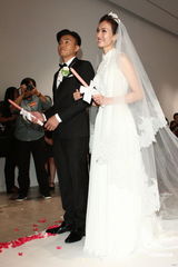 组图：纪文蕙大婚性感露半球 曾之乔杨佑宁也想婚