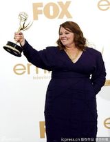 组图：艾美奖后台 梅丽莎-麦卡西开心亲吻奖杯