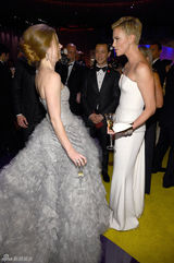 组图：奥斯卡晚宴众星把酒言欢 塞隆安慰亚当斯