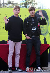 组图：东方神起釜山办签名会休闲装帅气随和