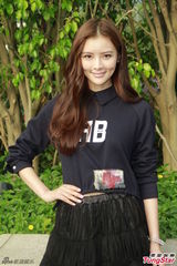 组图：吴千语亮相电影宣传 笑容优雅长腿性感