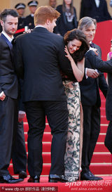 组图：暮光女戛纳走秀罩杯小难撑深V