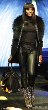 组图：黑珍珠变身女牛仔走秀 抹胸帅气秀蛮腰