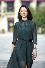 组图：陈数秋日潮装街拍 御姐范儿十足