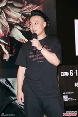 组图：陈奕迅演唱会化浓妆 搞怪献唱掀高潮