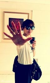 组图：众韩爱豆自信赴高考 SJ河智苑应援