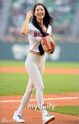 组图：韩国女艺人Clara担任棒球比赛开球嘉宾