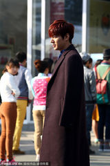 组图：李敏镐广东拍广告 舔嘴卖萌人气爆棚