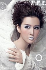 组图：杨棋涵“白色妖姬”唯美夸张写真曝光