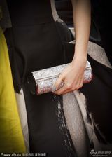 组图：章子怡灰墨裹胸裙走红毯妆容精致