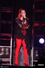 组图：阿妹身著爆乳装开唱 歌迷现场点唱饱耳福