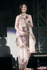 组图：侧田演唱会女友首曝光 杨千嬅轰其欠歌债