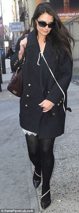 组图：凯蒂赴百老汇演出 女儿抱小熊同行温馨