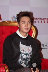 组图：对话李敏镐赞金宇彬 被叫男神有负担