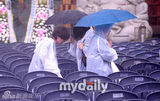 组图：朴龙河去世一周年 数千粉丝冒雨祭奠偶像