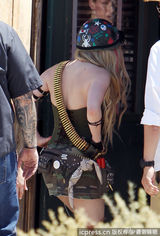 组图：艾薇儿顶烈日拍新歌MV 背子弹变帅气女兵