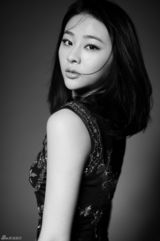 组图：小斯琴高娃黑白写真曝光 清纯魅惑两肩挑