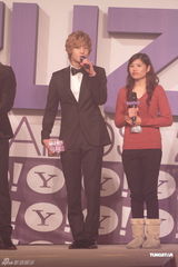 组图：中韩明星齐聚搜寻人气大奖颁奖礼  