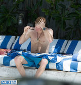 组图：哈里王子分手快乐 泳池潜伏偷看美女裙底