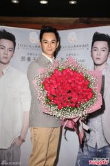 组图：歌手邓养天情人节代言大方告白田馥甄