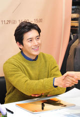 高清组图：韩星高洙休闲装亮相签名会干练绅士