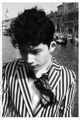 组图：井柏然写真大秀腹肌 举办握手会答谢粉丝