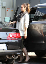 高清组图：杰西卡-阿尔芭街拍白色毛衣搭配长靴