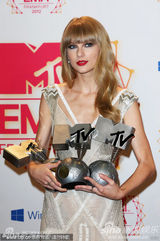 组图：斯威夫特获EMA三项大奖后台抱三球