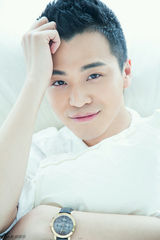 组图：孟瑞写真显清新 气质干净笑容暖人