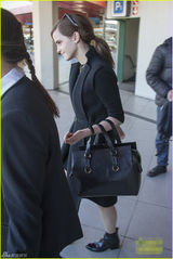 组图：艾玛穿短裙秀美腿 素颜现身机场不停甜笑