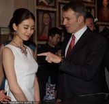 组图：刘诗诗白色露背装捞金与老外畅聊遭偷瞄