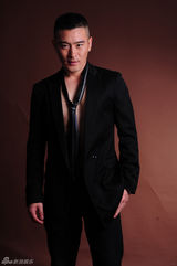 组图：樊昊仑脱下军装演绎率性写真