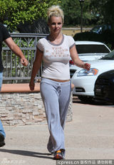 组图：布兰妮休闲装逛超市 T恤显巨胸玩心机