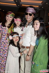 高清图：钟镇涛60大寿派对 群星嬉皮士装到贺