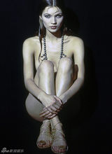 组图：“病态美”凯特-莫斯出道25年经典造型