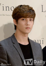 组图：张根硕少女时代等背靓包光鲜出席活动