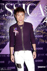 幻灯图：许志安出席时尚活动 谢婷婷短裙秀性感