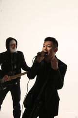 组图：余文乐坦言《不是明星》 拍摄MV受虐再施虐