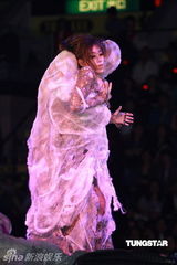 组图：林忆莲红馆开唱从天而降 贴身辣舞意识大胆