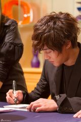 高清图：金贤重日本办粉丝签名会全程微笑随和