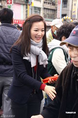 组图：阿雅台北街头派红包爱心不落人后