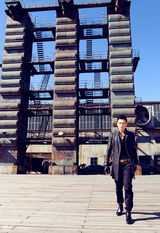 组图：马文龙长款机车服写真演绎硬朗之风