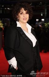 组图：《回家》柏林首映女主角阿加瑟深V黑裙抢镜