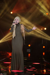 组图：周笔畅玩谢耳朵乐器 邓紫棋黑丝秀腿