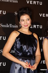 组图：钟楚红优雅亮相慈善影展 现场大方秀裸背