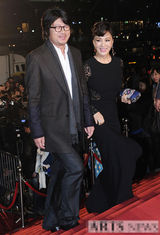 组图：严正花性感长裙秀美腿搭档金允锡亮相