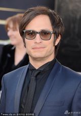 组图：奥斯卡红毯-墨西哥男星贝纳尔亮相