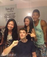 组图：张柏芝与外籍新欢逗趣打闹 幸福微笑