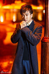 组图：翟天临拍摄全新大片 深冬都市浪漫夜行